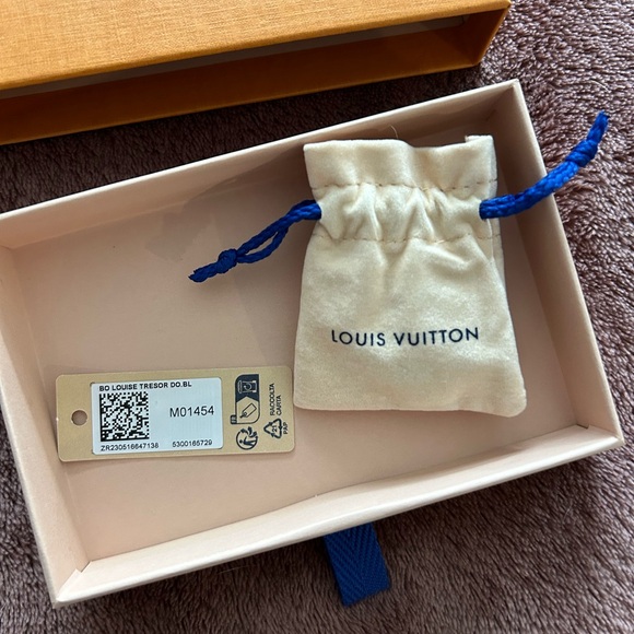 Louis Vuitton Louise Tresor Earrings - Picture 5 of 8